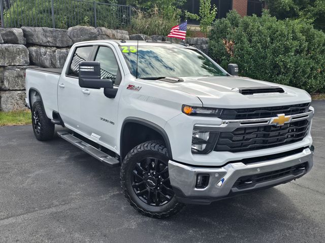 Summit White 2025 Chevrolet Silverado 3500HD Pickup Truck Four-Wheel Drive Automatic