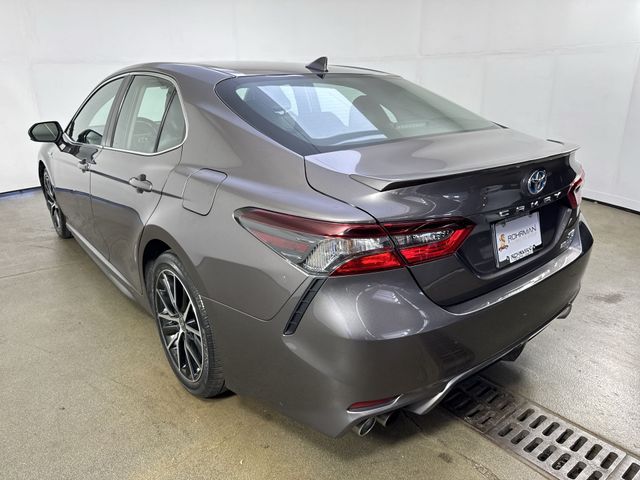 2021 Toyota Camry Hybrid SE photo