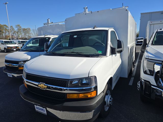 Summit White 2025 Chevrolet Express Chassis 3500 Cutaway 139 Van Rear-Wheel Drive 8-Speed Automatic