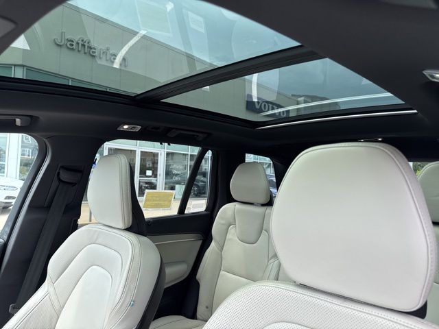 2022 Volvo XC90 Recharge T8 R-Design photo 15
