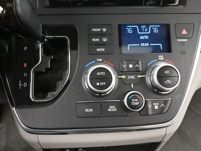 2017 Toyota Sienna XLE 27