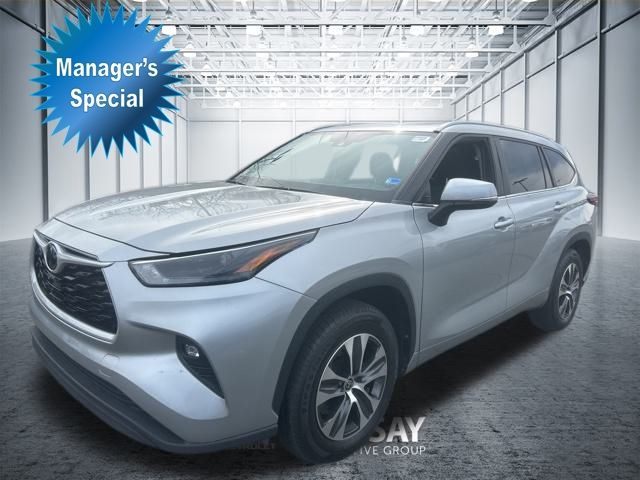 Celestial Silver Metallic 2024 Toyota Highlander XLE FWD SUV / Crossover Front-Wheel Drive 8-Speed Automatic