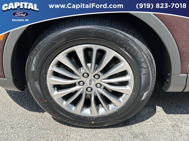 Used 2018 Red Lincoln Select image 13