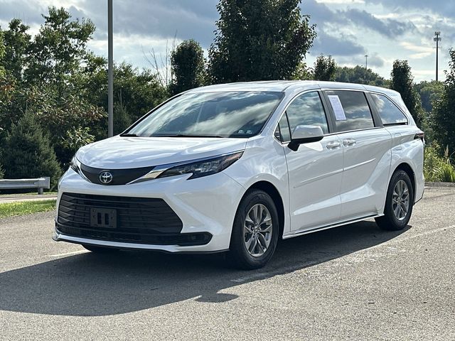 2025 Toyota Sienna LE 8-Passenger AWD