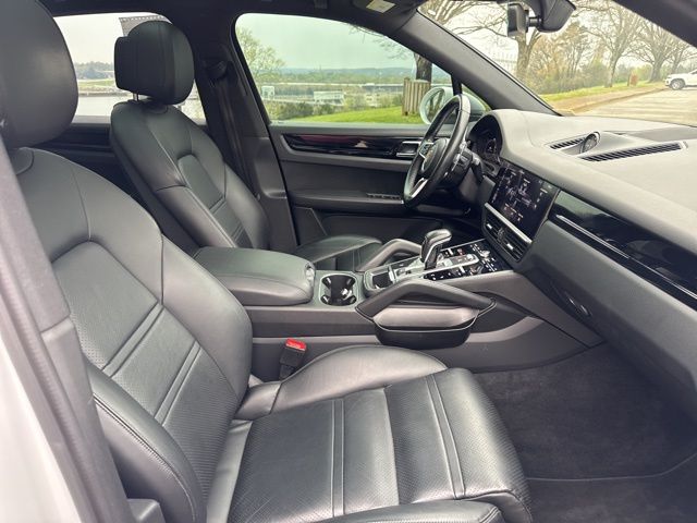 Used 2019  Porsche Base image 11