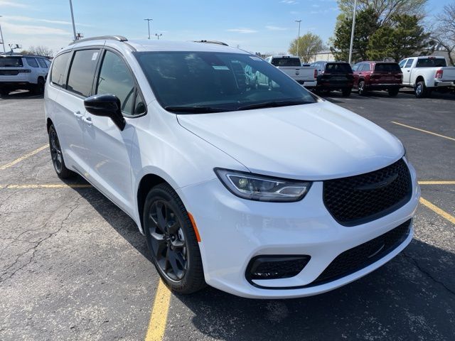 2024 Chrysler Pacifica Touring L 3