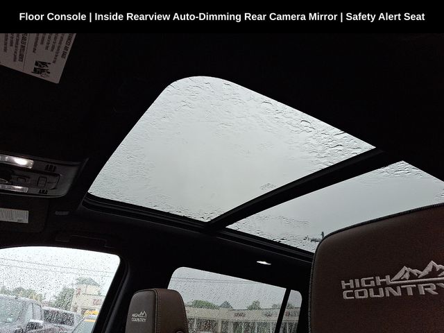 2023 Chevrolet Suburban High Country photo