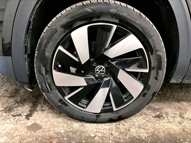 2024 Volkswagen Atlas Cross Sport 2.0T SE w/Technology Black at Grove City Ford