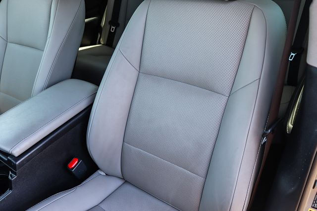 Used 2018 Silver Lexus 300h image 31