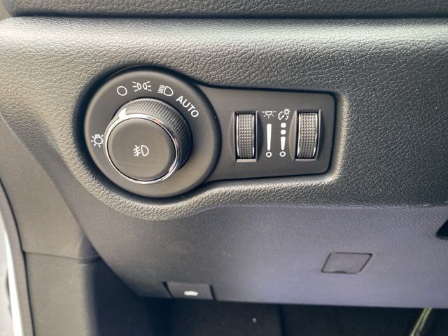 2026 Chrysler Pacifica Select - Bright White Clearcoat exterior view 14