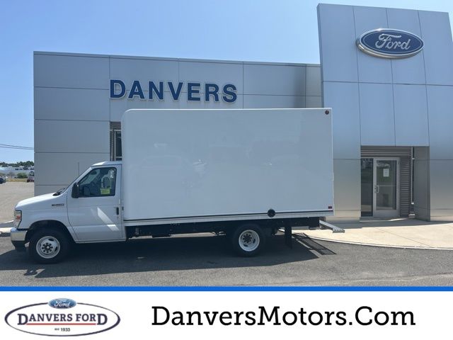 Oxford White 2025 Ford E-Series Chassis Pickup Truck Rear-Wheel Drive 6-Speed Automatic Overdrive