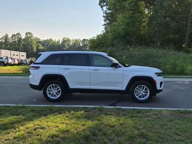 New 2026 Bright White Clear-Coat Exterior Paint Jeep Laredo X image 14