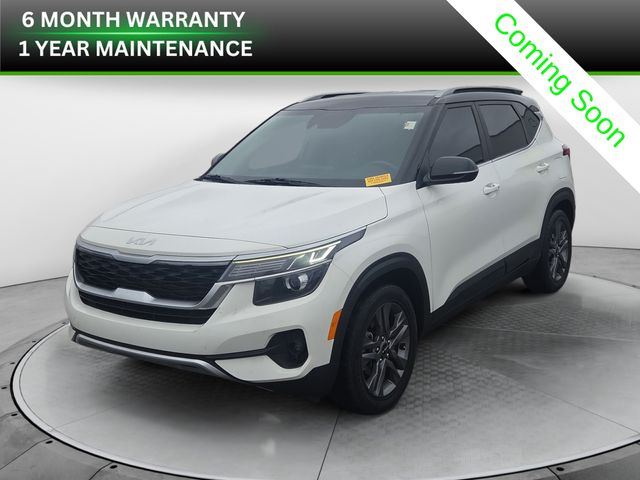 Clear White/Black Roof 2023 Kia Seltos SUV / Crossover Front-Wheel Drive Continuously Variable Transmission