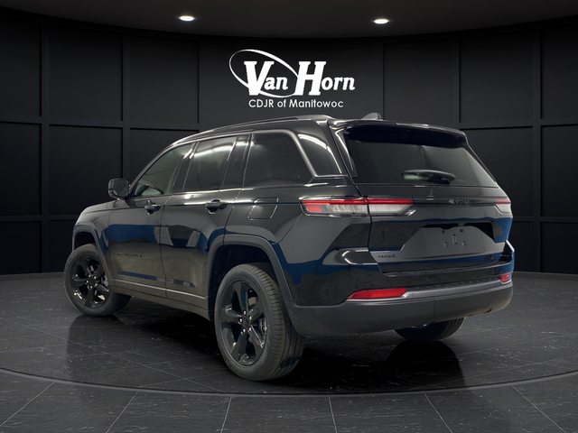 New 2026 Diamond Black Crystal Pearlcoat Jeep Limited image 5