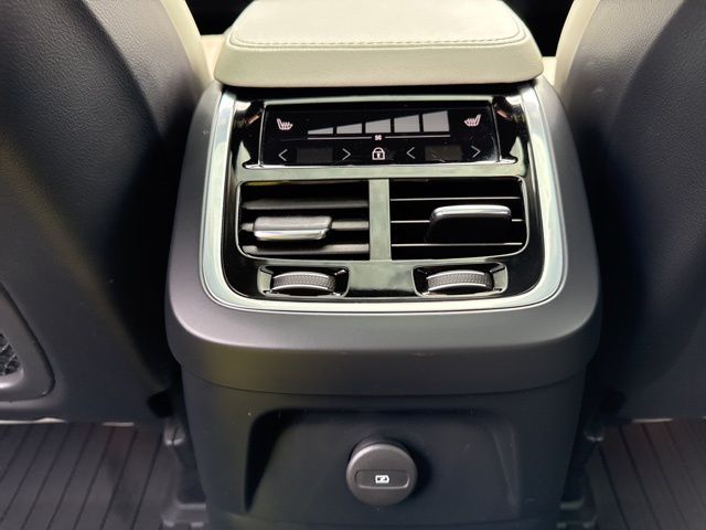 2022 Volvo XC90 Recharge T8 R-Design photo 11
