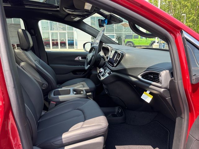 New 2025 Chrysler Pacifica Select 4D Passenger Van