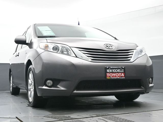 2017 Toyota Sienna XLE 38