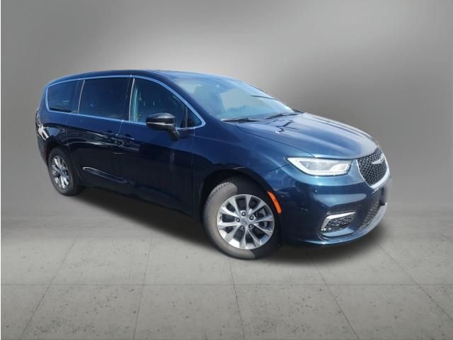2025 Chrysler Pacifica Select AWD's photo