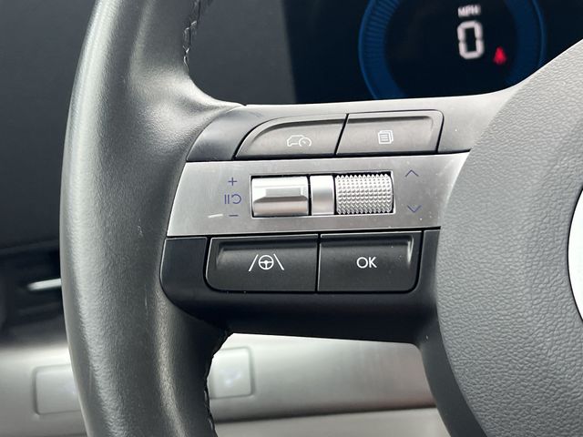 Used 2025 White Hyundai SEL image 28