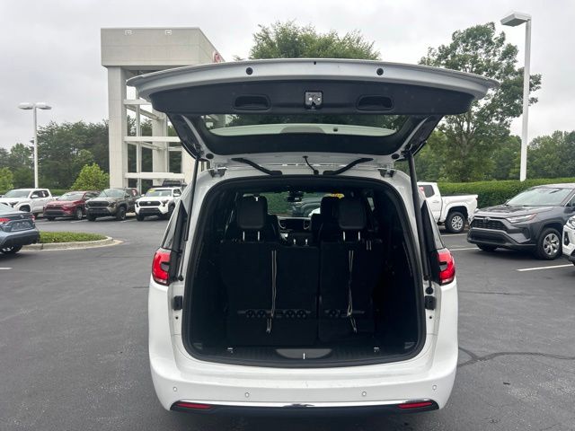 Used 2025 Chrysler Pacifica Van