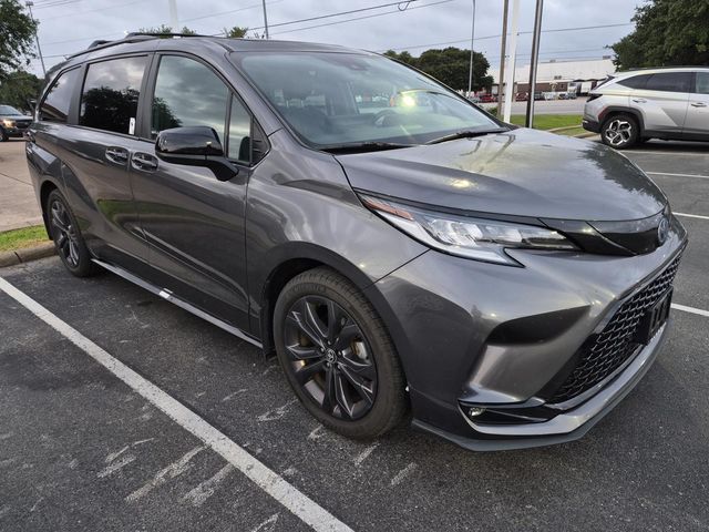 Magnetic Gray Metallic 2025 Toyota Sienna Minivan Front-Wheel Drive Continuously Variable Transmission