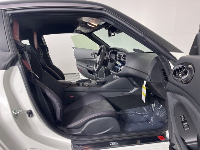 2025 Pearl White Tricoat/Super Black Nissan Z NISMO RWD Coupe