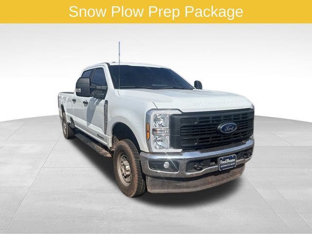 Oxford White 2025 Ford F-250 Super Duty Pickup Truck Four-Wheel Drive Automatic