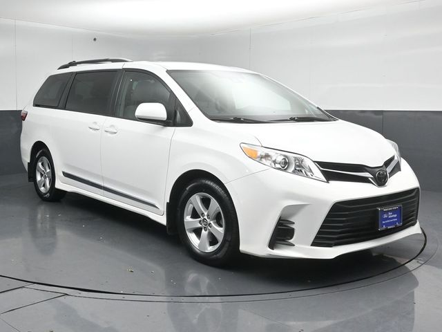 Super White 2018 Toyota Sienna Minivan Front-Wheel Drive 8-Speed Automatic