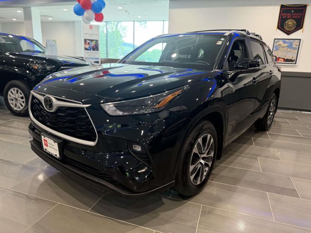 Midnight Black Metallic 2024 Toyota Highlander XLE AWD SUV / Crossover All-Wheel Drive 8-Speed Automatic