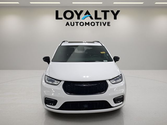 Used 2025 Chrysler Pacifica Van