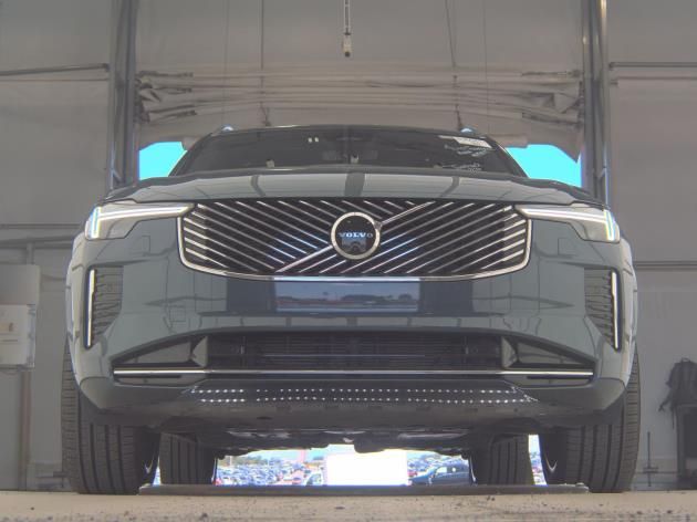 Certified Used 2026  Volvo B6 Plus 7-Seater image 2