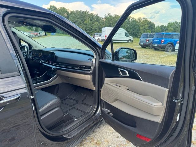 Used 2025  Kia LXS image 13