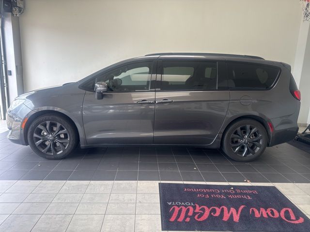 2018 Chrysler Pacifica Limited's photo