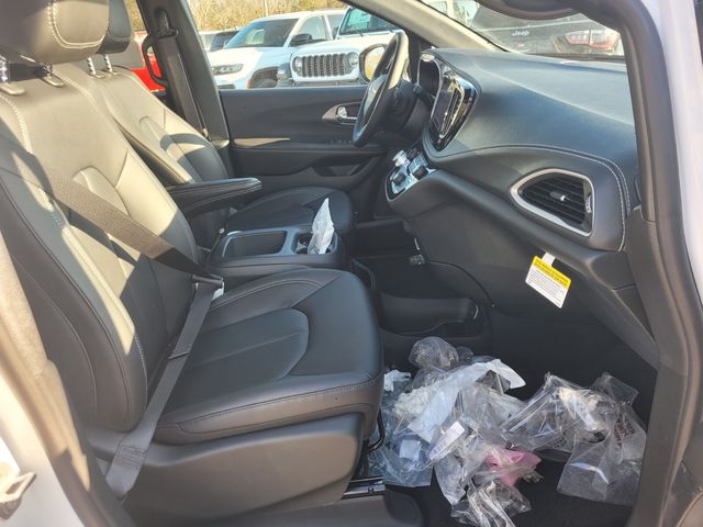 New 2026 White Chrysler Select image 12