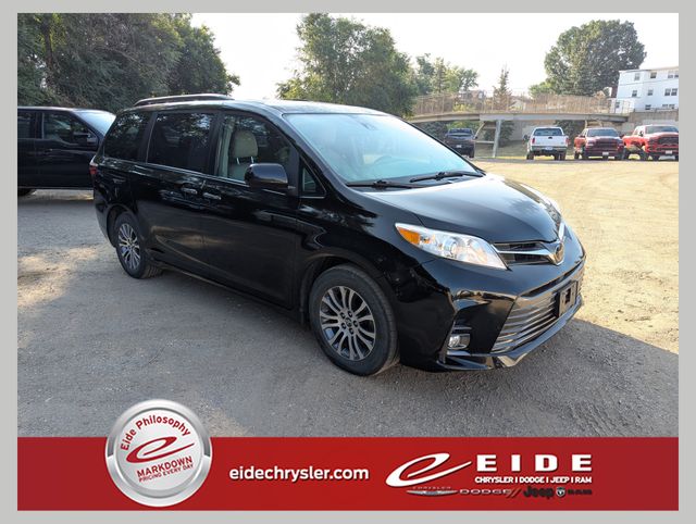 Midnight Black Metallic 2018 Toyota Sienna Minivan Front-Wheel Drive 8-Speed Automatic