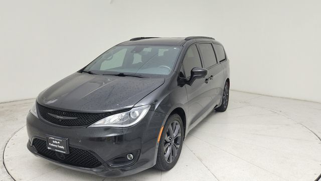 2020 Chrysler Pacifica Touring's photo