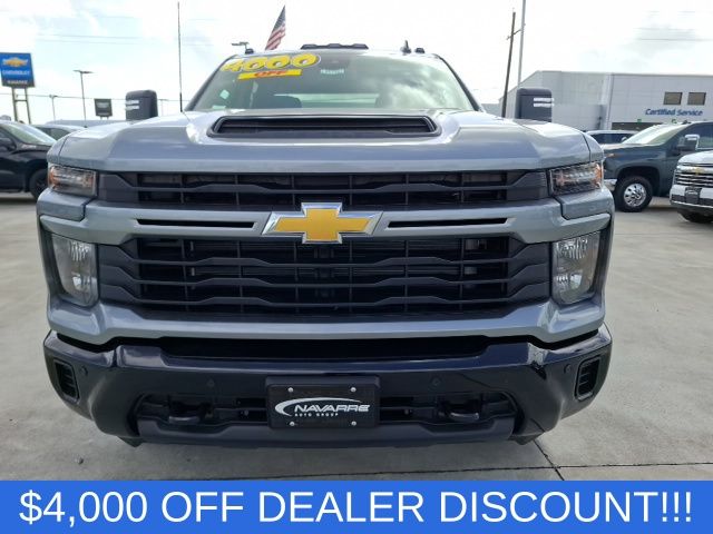 2026 Chevrolet Silverado 2500HD Custom — photo 2