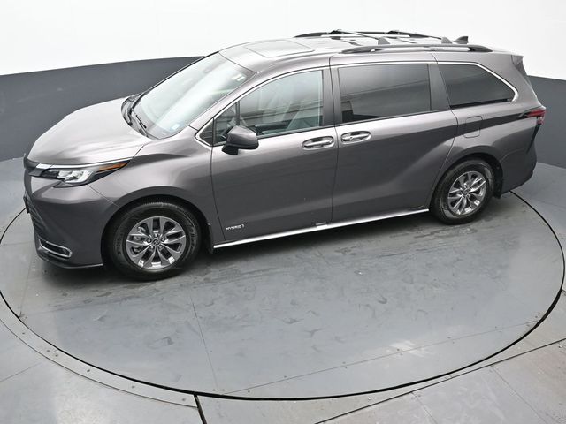 2021 Toyota Sienna XLE 32