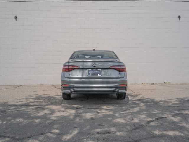 Certified Used 2024  Volkswagen 1.5T SE image 6