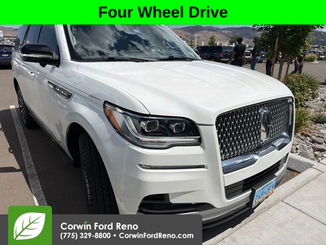 Pristine White Metallic Tri-Coat 2022 Lincoln Navigator SUV / Crossover Four-Wheel Drive Automatic