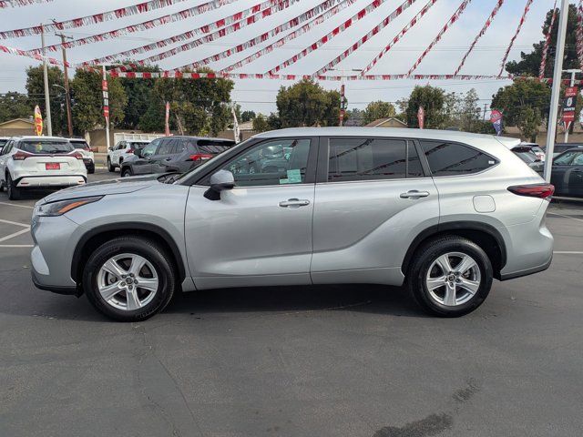 2025 Toyota Highlander LE - Photo 13