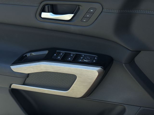 Used 2024 White Nissan Platinum image 36