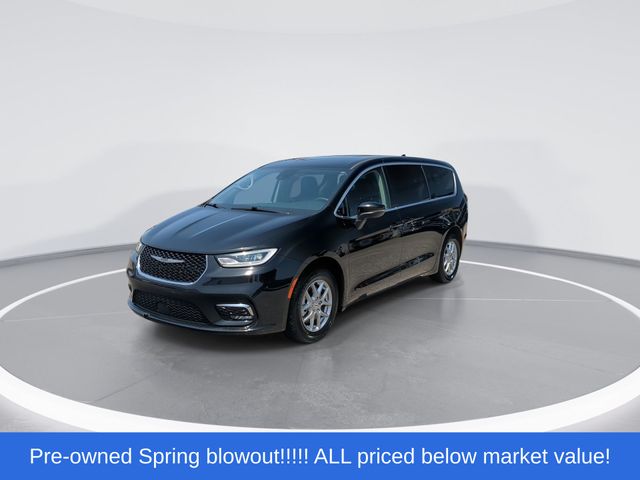 Used 2023 Black Chrysler Touring L image 4