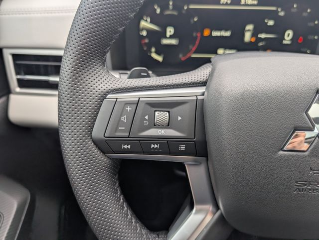 2025 Mitsubishi Outlander SE White at North Houston Mitsubishi