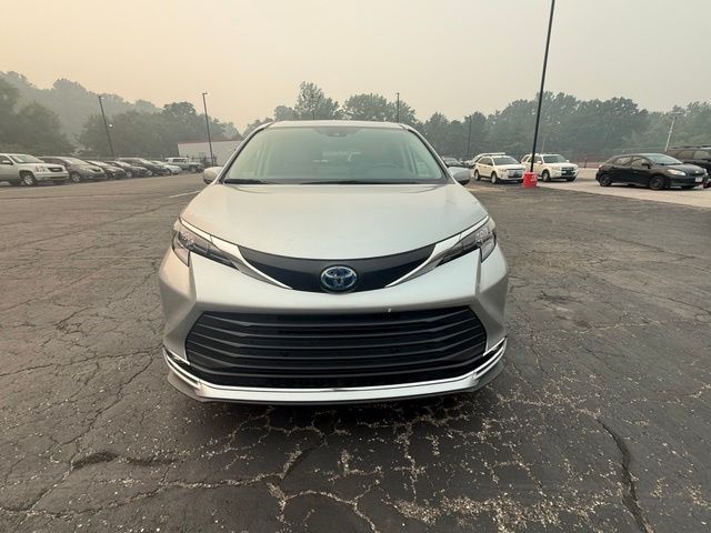 2024 Toyota Sienna XLE - Image 2
