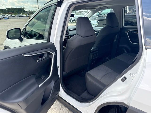 2021 Toyota RAV4 XLE:B02452