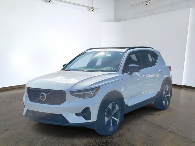 Crystal White Metallic 2024 Volvo XC40 SUV / Crossover Automatic