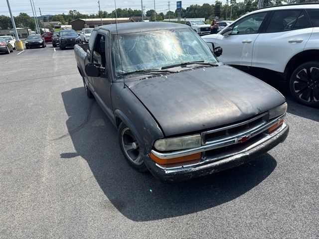 Onyx Black Metallic 2000 Chevrolet S-10 Pickup Truck Rear-Wheel Drive 4-Speed Automatic Overdrive