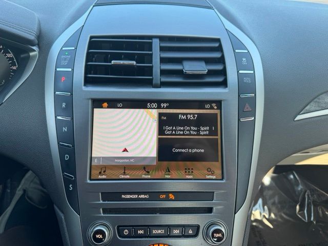 Used 2017 White Lincoln Reserve image 29