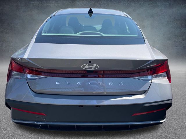 2024 Hyundai Elantra SE 4